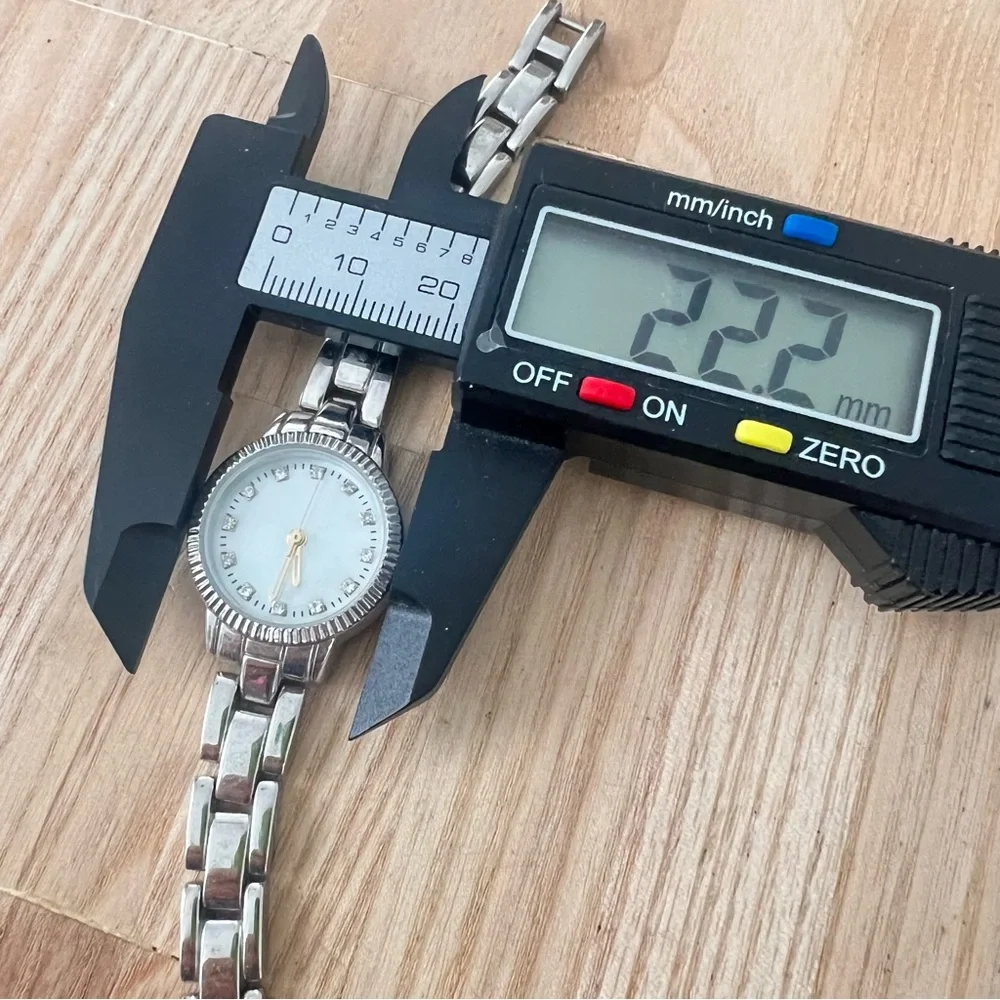 Unbranded ladies silver tone bracelet watch NEW BATTERY